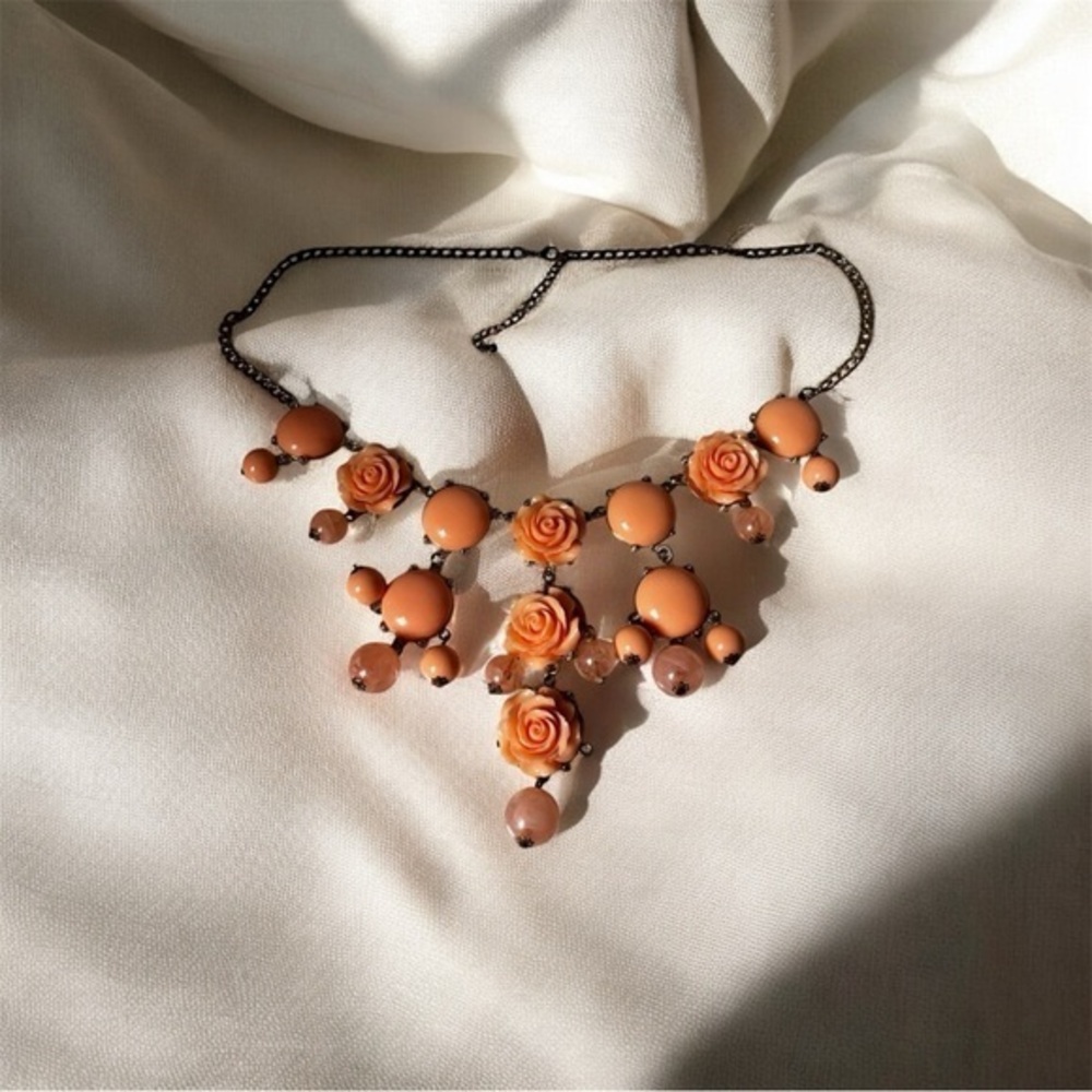 Elegant Floral Necklace statement.